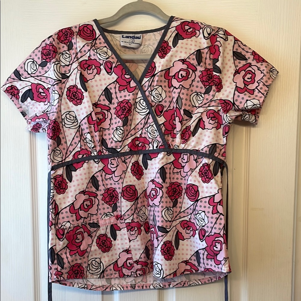 💛 Landau Pink Scrub Top 💛